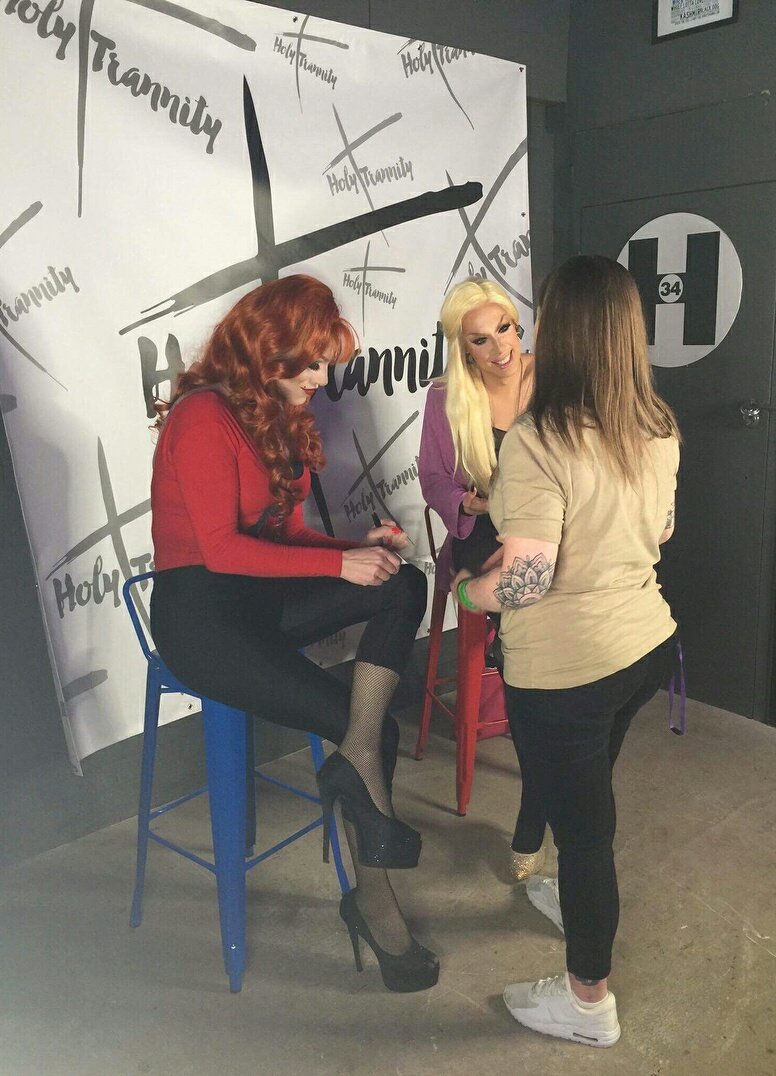 aIaskadaily's tweet photo. Alaska and Sharon in Liverpool, UK 

📸: bethany.clamp https://t.co/5EPRqRjm6P