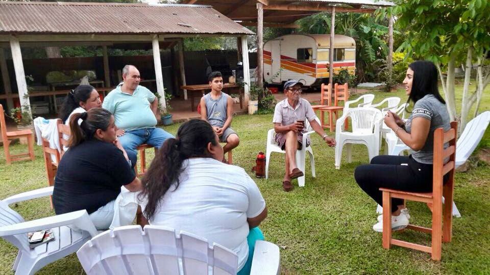FraternidadR's tweet photo. Yami charlando con los vecinos de la chacra 188. Y como ella siempre dice Vamos a construir junto a ustedes
#22deOctubre 
#Juntos 
#Lista901 https://t.co/iDNCAzRpup
