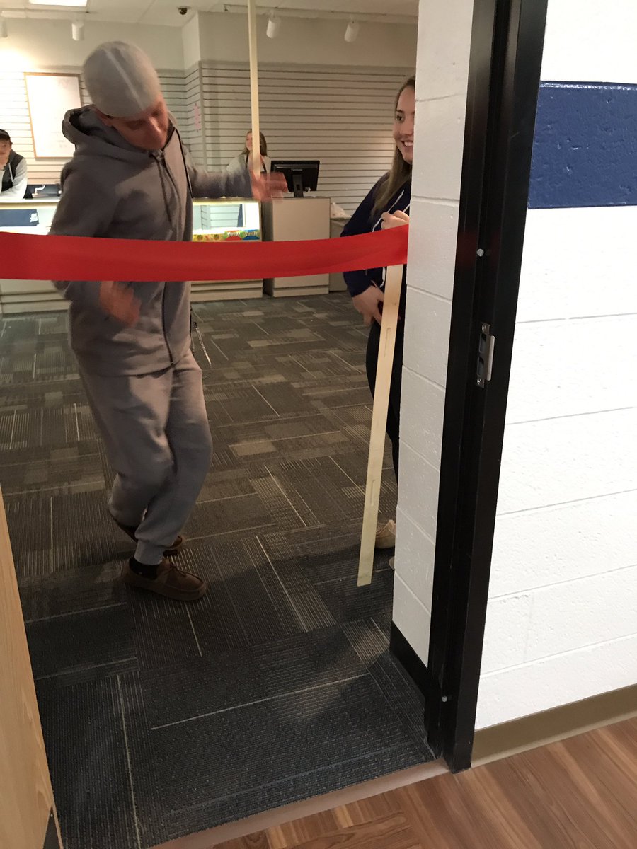 FHSTheEndZone's tweet photo. Ribbon cutting! Happy grand opening! https://t.co/QAefBWPPM3
