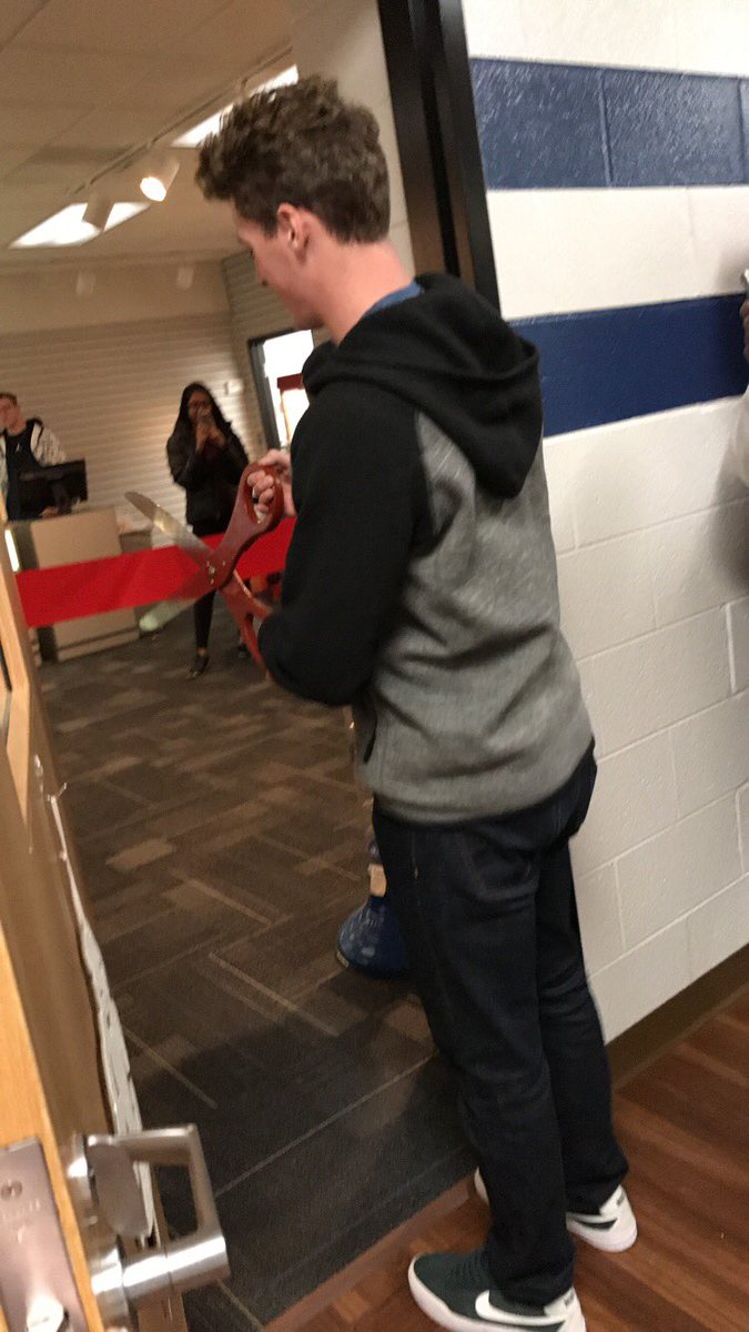 FHSTheEndZone's tweet photo. Ribbon cutting! Happy grand opening! https://t.co/QAefBWPPM3