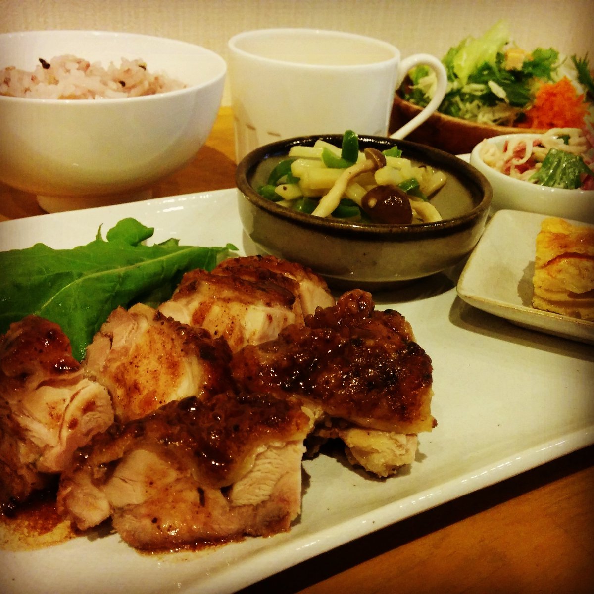 sendacafe's tweet photo. 【本日の日替ランチ】
チキンバルサミコソテー

#千田カフェ #本日の #ランチ #カフェ #昼御飯 #チキン #バルサミコ #ソテー #サラダ #小鉢 #雑穀ごはん #スープ #sendacafe #japan #tokyo #cafe #dayly #lunch https://t.co/3qTFv2BtQn