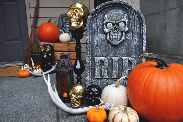 APlentifulLife's tweet photo. A Thrifted Halloween Front Door Reveal | Can you decorate on a budget? https://t.co/fn8loXbFKR #diyhalloween #affordablehalloween #easyDIY https://t.co/YgK8yZsMx2