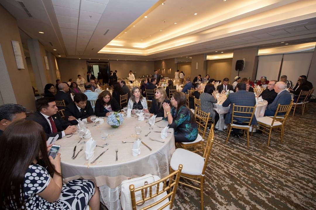 embajadaporpaz's tweet image. Ponentes e invitados especiales llegando a la cena de fraternización de la Sesión Diplomática, Parlamentaria y Política.  #CUMIPAZ