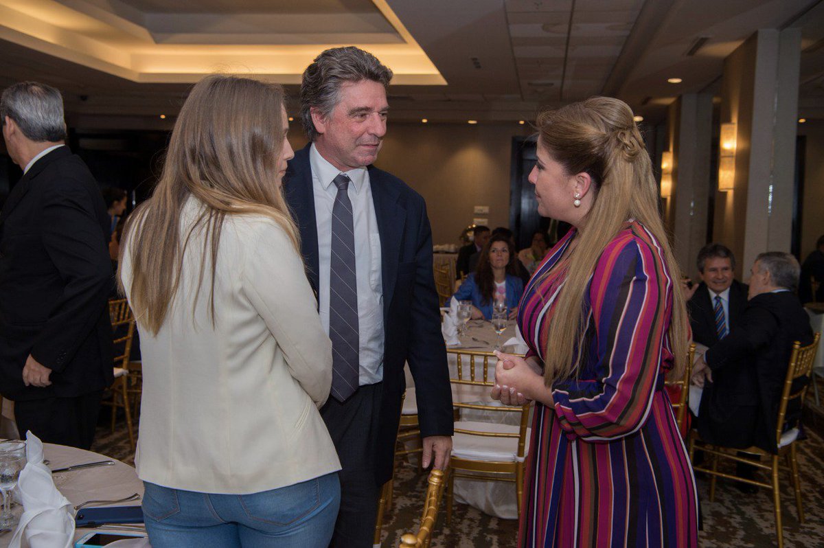 embajadaporpaz's tweet image. Ponentes e invitados especiales llegando a la cena de fraternización de la Sesión Diplomática, Parlamentaria y Política.  #CUMIPAZ