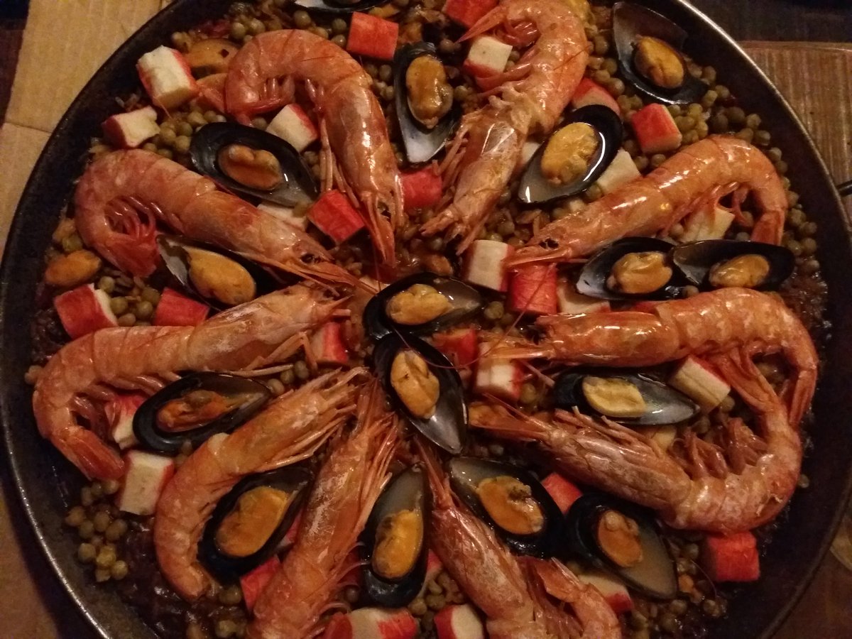 PacoPuga1's tweet photo. Salió muy linda paella con los vinos y hospitalidad  @porvenirwines https://t.co/tZ1J5Mmrla
