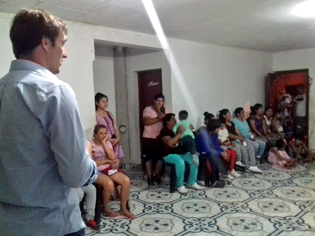 GLopezMirau's tweet photo. En Barrio 20 de Junio nos juntamos para escuchar a los vecinos ¡Gracias!
#VamosJuntos #Lista724 #VotaElSol 🌞 https://t.co/rSWomeH13U