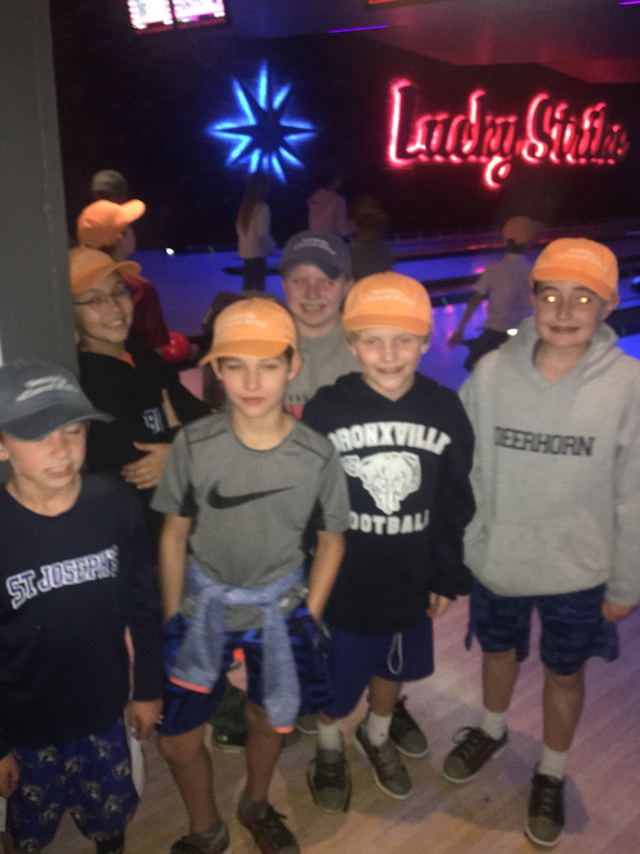 bxvsciencegirl's tweet photo. Bowling, jenga and cookies at Lucky Strikes
@BXVES_principal 
@ms_deljuidice https://t.co/63BPdlj3Le