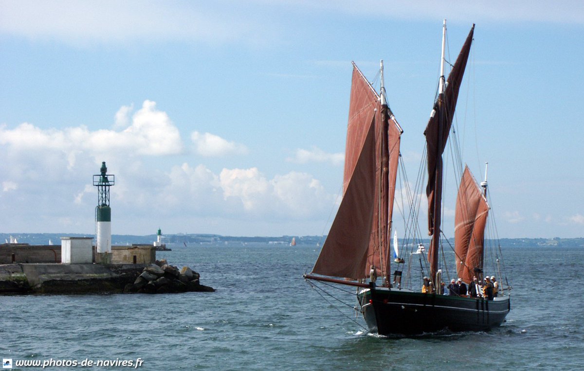 PNavires's tweet photo. La Belle Angèle entrant dans le port de Brest lors des festivités de Brest2004... @CoteBrest @Archives_Brest @BrestFr @brest2016 https://t.co/RoymKQjnay