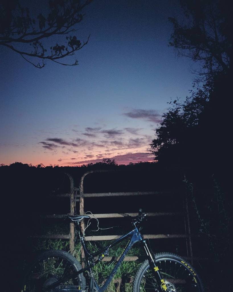 Bike_For_Fun's tweet photo. BEERSNGEARS: First night ride of the season. #sunset #bike #bicycle #ridemore #mtb #mountainbike #wsnc #myws https://t.co/pgdGWsuBYc