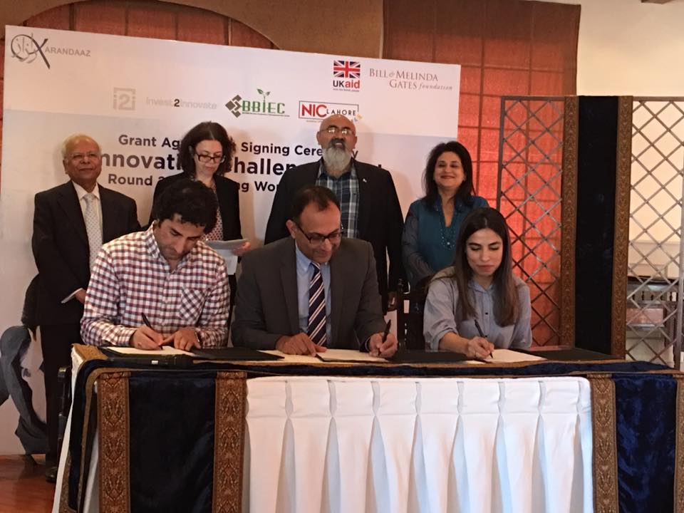 KarandaazPK's tweet photo. Program Manager for development projects at @lumscent signing contract with Karandaaz CEO Ali Sarfaraz for women empowerment. #ICF2 https://t.co/5CSl48nc5e