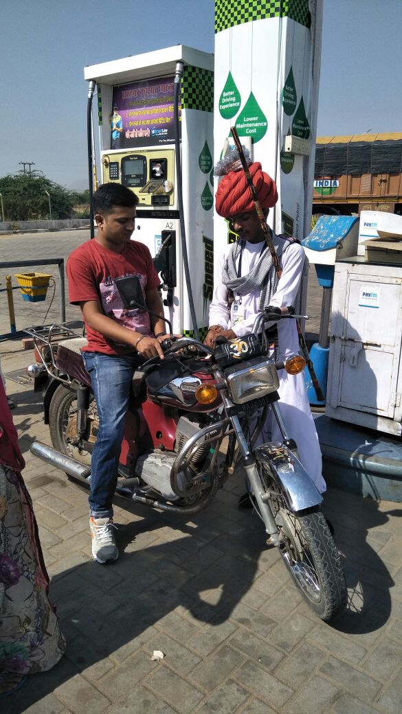 BPCL_Jodhpur's tweet photo. Wishing customers #HappyDiwali  in traditional way at BP- Palari..
@bprajstate @PeethambaranT @BPCLRetail @singharunbpcl https://t.co/f0Ac1LbrME