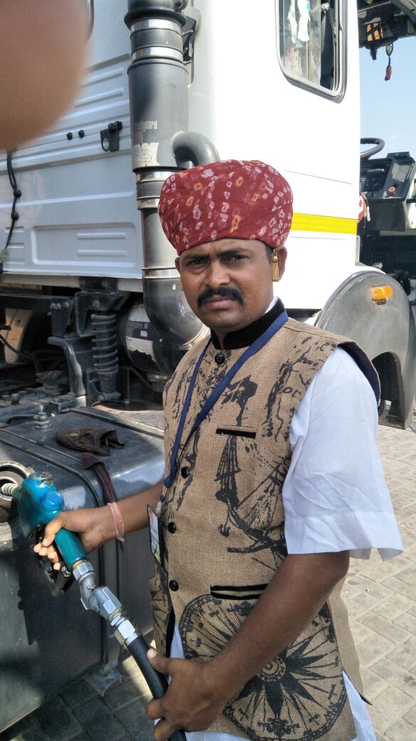 BPCL_Jodhpur's tweet photo. Wishing customers #HappyDiwali  in traditional way at BP- Palari..
@bprajstate @PeethambaranT @BPCLRetail @singharunbpcl https://t.co/f0Ac1LbrME