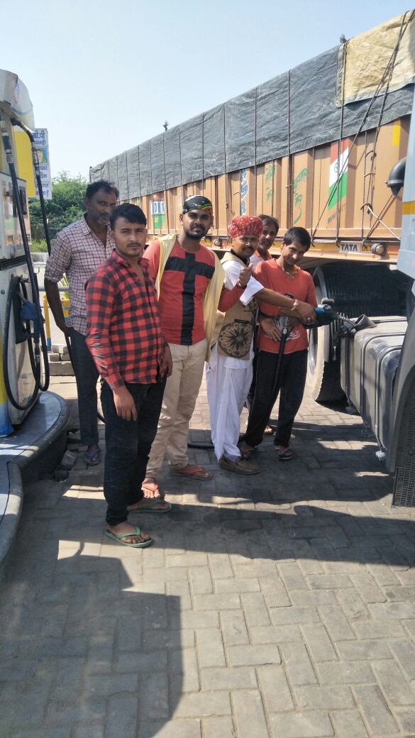 BPCL_Jodhpur's tweet photo. Wishing customers #HappyDiwali  in traditional way at BP- Palari..
@bprajstate @PeethambaranT @BPCLRetail @singharunbpcl https://t.co/f0Ac1LbrME