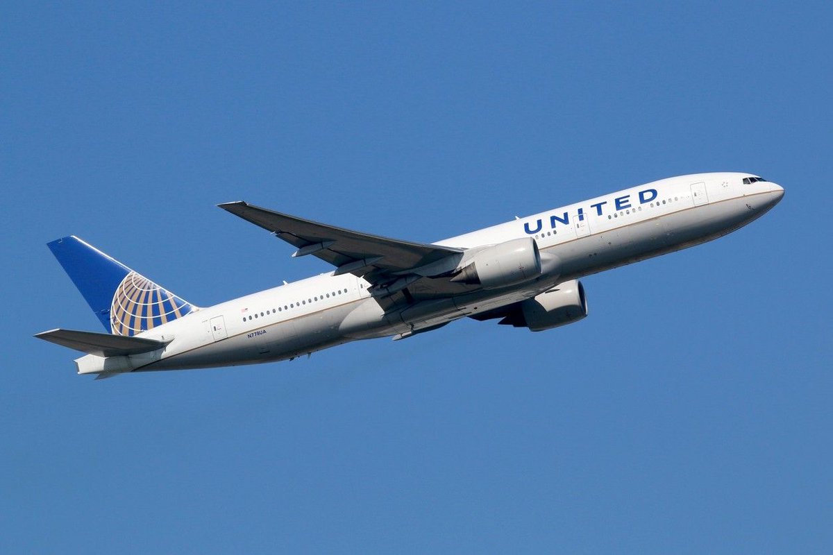 Infobotz's tweet photo. Man Sues UNITED After Passenger Pees On Him... https://t.co/1JLKhAvo7o #Infobotz https://t.co/HJYoQenOUj