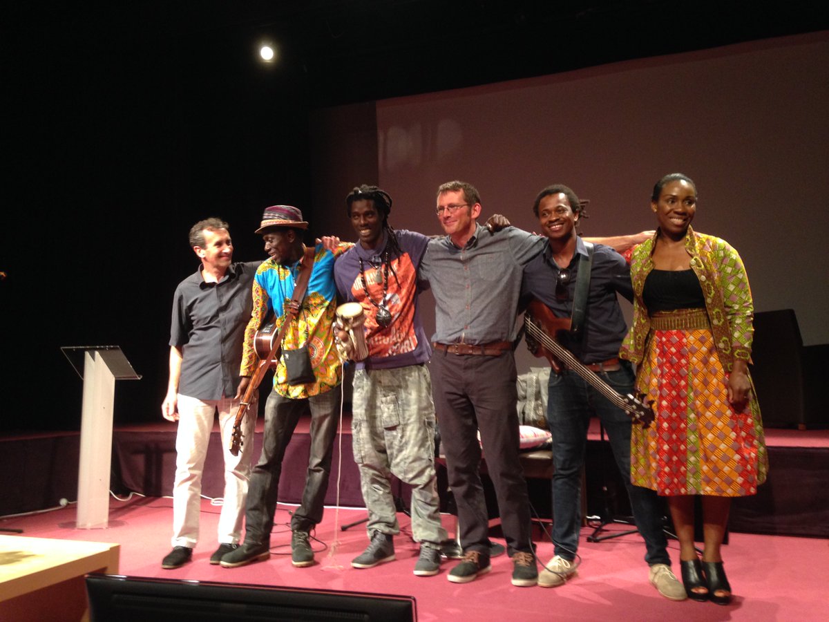 Merci <a href="/robintransition/">Rob Hopkins</a> &amp; Magou Samb d'avoir célébré avec nous l'entrée de <a href="/Les_Mureaux/">Ville des Mureaux</a> dans le réseau des Villes en Transition ce 18-10