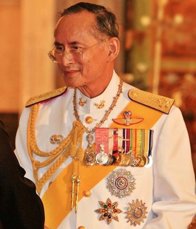 series4e's tweet photo. ยิ้มที่เปี่ยมด้วยพระเมตตา #ในหลวงรัชกาลที่๙ #KingBhumibol ❤️🇹🇭🙏🏻 https://t.co/fE6jKmom4X