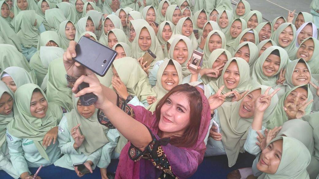 MDMusic_ID's tweet image. Terima kasih teman-teman @MAN2BARAidolaku yang tadi sudah seru-seruan bareng @sarahpsinger. Kalian petjaah! Sampai jumpa lagi 😙 #LoopID