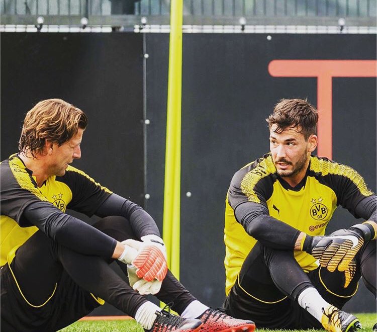 ブッシュマン ロマン ビュルキ選手がナイキの珍しいキーパーグローブ着用 しています 練習では売られてるガンカットを使用しており試合では特注のグローブを使用しています おそらくガンカットを特注したのでしょう