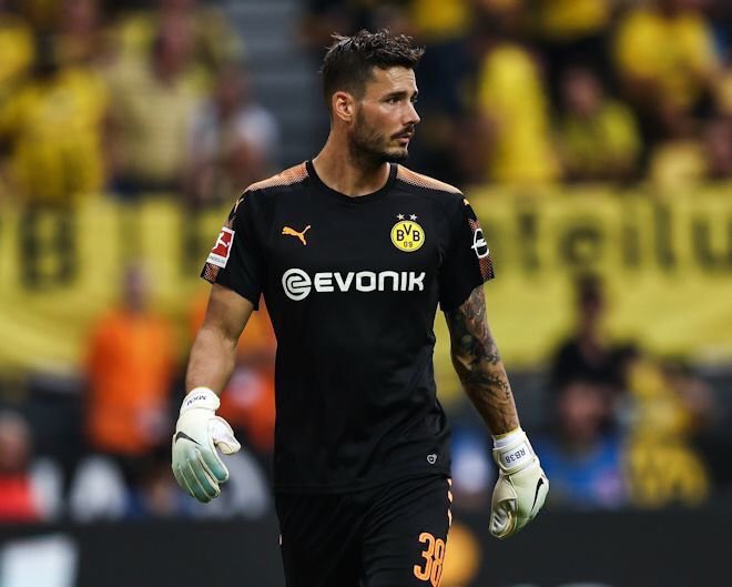 ブッシュマン No Twitter ロマン ビュルキ選手がナイキの珍しいキーパーグローブ着用 しています 練習では売られてるガンカットを使用しており試合では特注のグローブを使用しています おそらくガンカットを特注したのでしょう