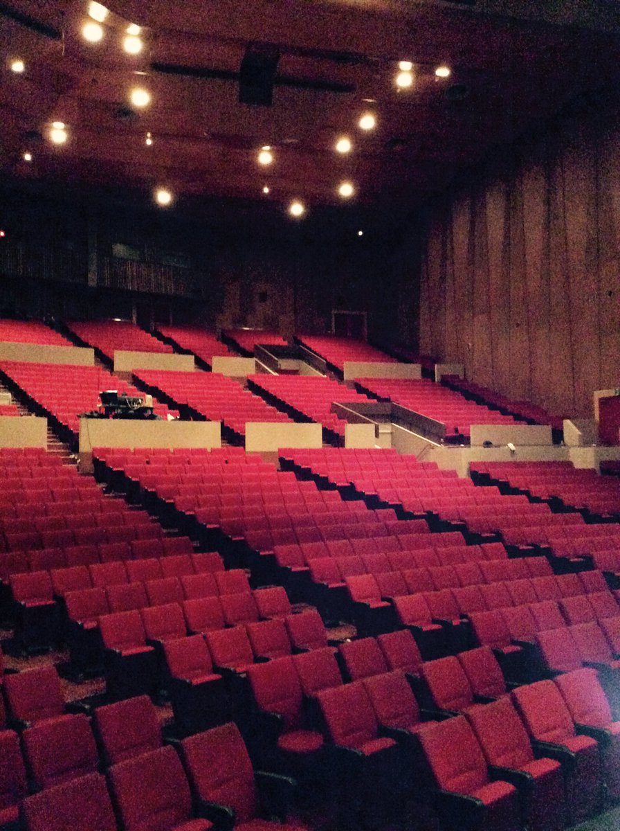 菊池明明 舞台 人間風車 福岡公演 会場は福岡市民会館大ホールという素敵な劇場でした 1963年開館 深紅の座席 スピーカーから最後の列まで40mあるそうでコロッセオのような勾配がある 来年建替えが行われるようで私は昨日が最初で最後だったかもしれ