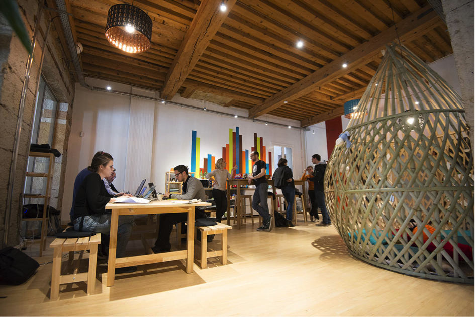 wttj_fr's tweet photo. A Lyon, les espaces de coworking font aussi office de café, friperie, atelier DIY ou galerie d'art... https://t.co/Zqfk91Acog