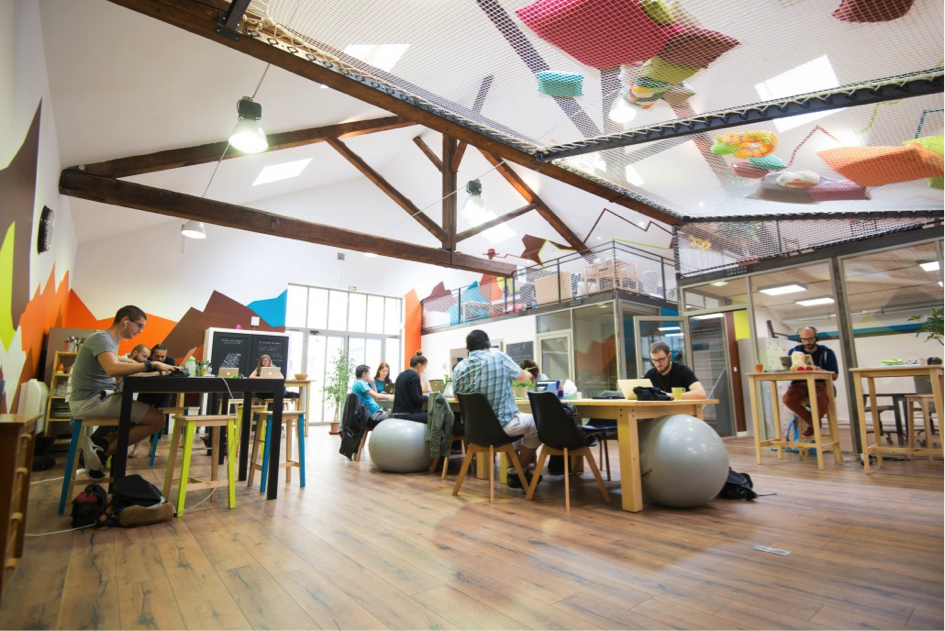 wttj_fr's tweet photo. A Lyon, les espaces de coworking font aussi office de café, friperie, atelier DIY ou galerie d'art... https://t.co/Zqfk91Acog