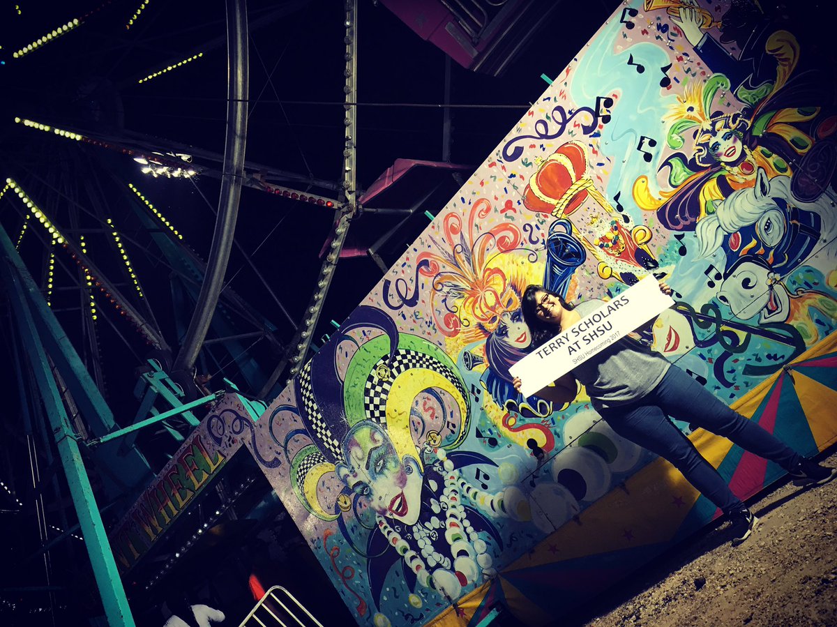 shsu_terry's tweet photo. 2016 Scholar, Kaitlyn Reyes, poses for the social media challenge! #shsuhomecoming #sammyscircus #samjamcarnival @SHSUStuAct https://t.co/thr8LBLxTi