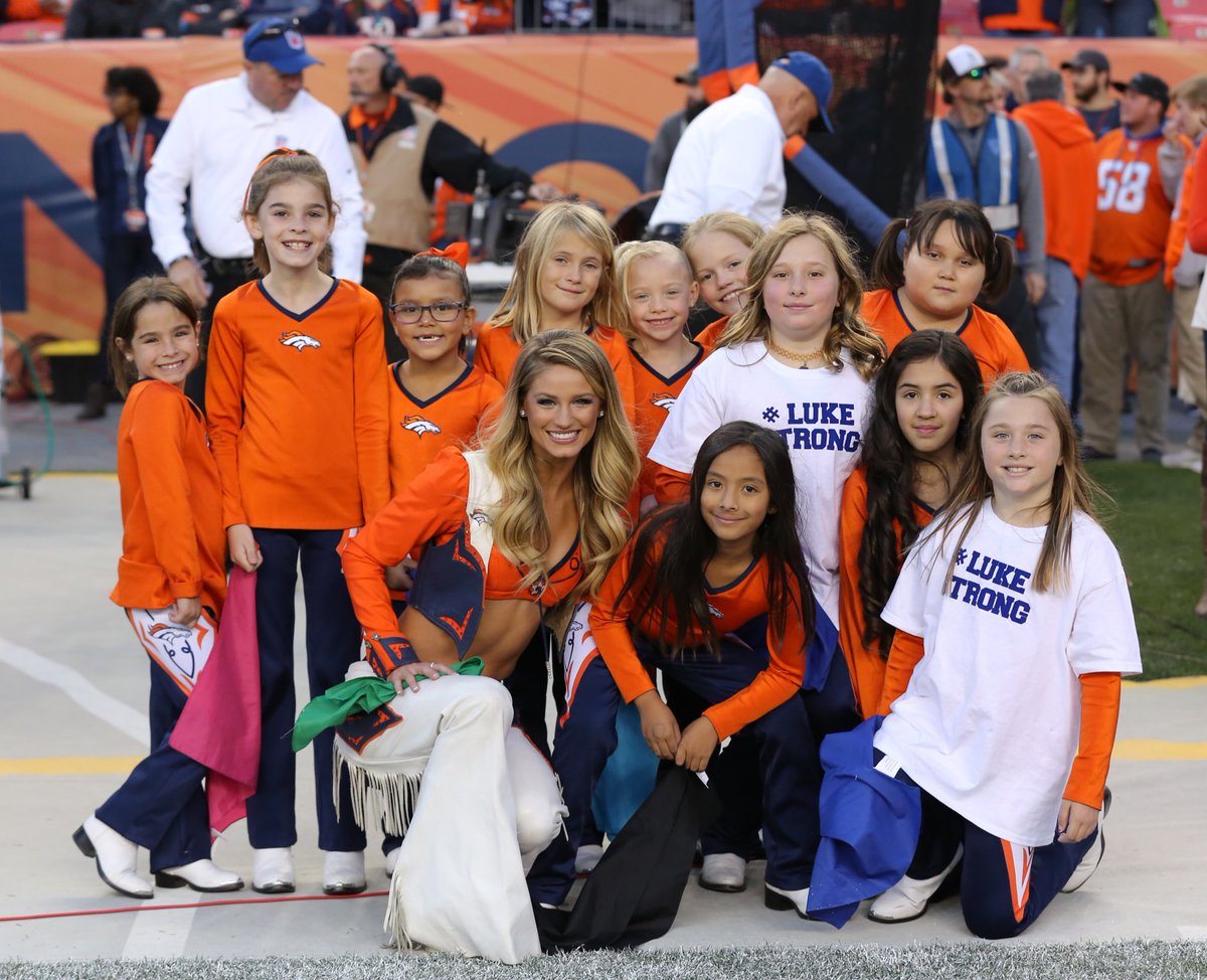 BroncosCheer's tweet image. What's better than taking the field with 600 #FutureDBC?! 💙 #WCW on these sweet #JDBC girls!