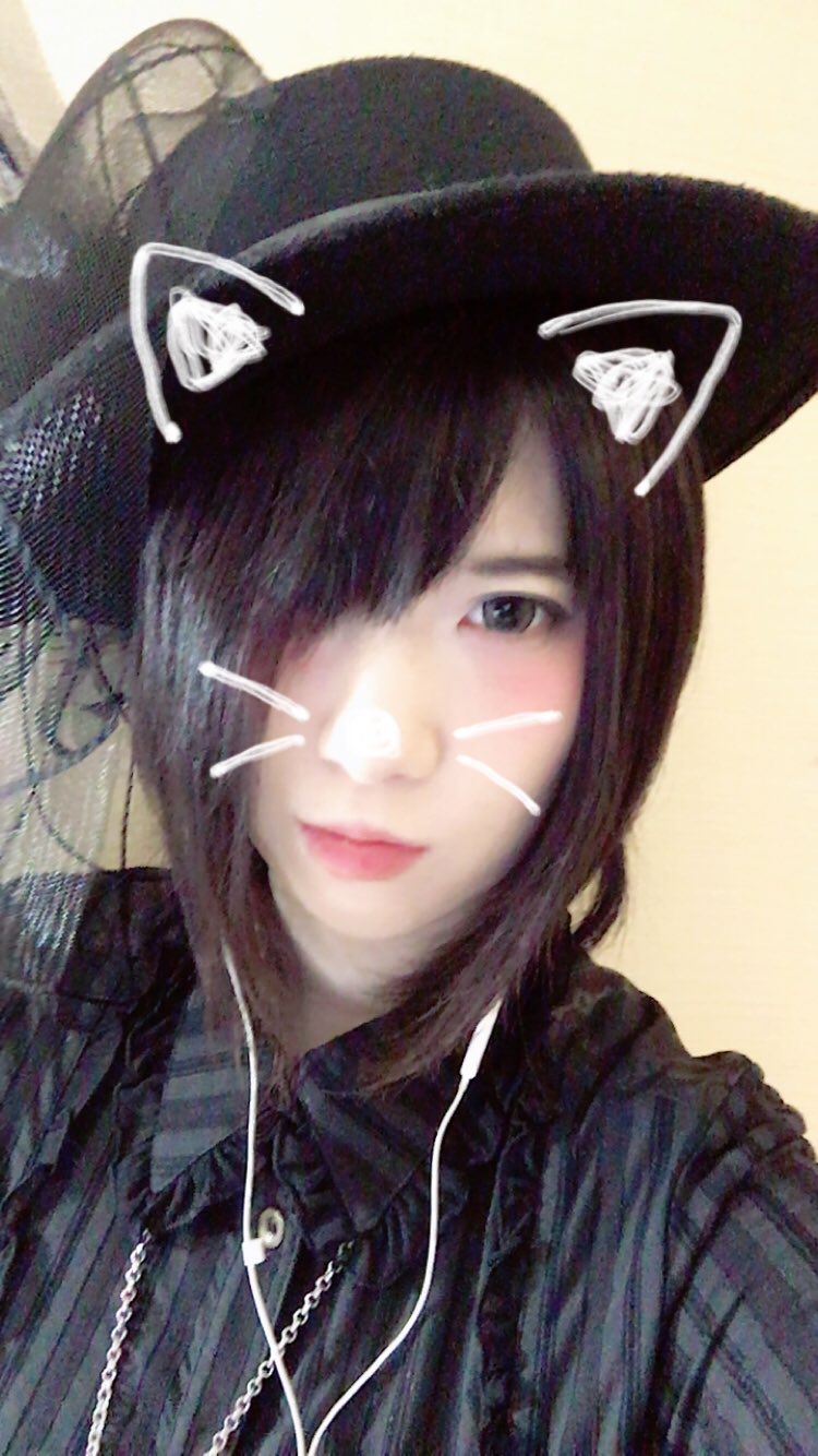 亜希 コーデ垢 久しぶりに前髪で片目隠しした ゴスみたいな少しダークめなファッションだったら エモファッション ではないけど片目隠しするの好き 自分はしないけどエモはエモで好きです エモっていう立ち位置がすごい曖昧なとこではあるけど 笑