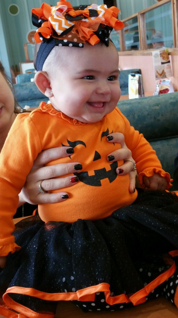 RealRobRobledo's tweet photo. Alina Robledo has 🎃 Spirit! Her Very First Halloween is Right Around the Corner! It's an Exciting Time for Everyone! #FallFever #Spookyness👻 https://t.co/nIylQ1XLA5