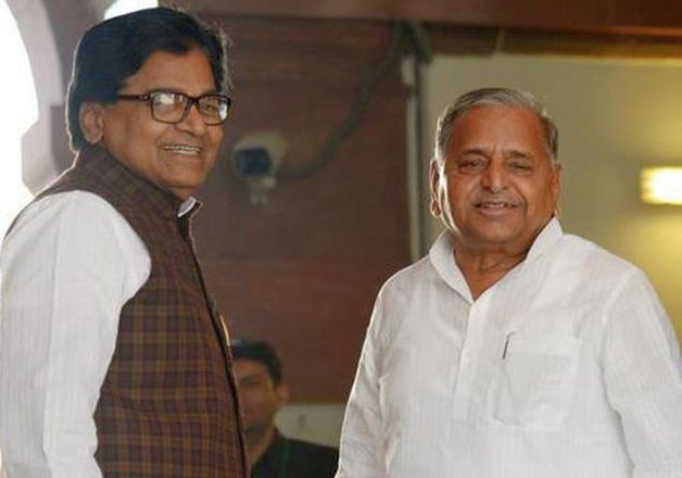 news24tvchannel's tweet photo. रामगोपाल के घर पहुंच मुलायम ने सबको चौंकाया #mulayamsinghyadav #ramgopalyadav #samajw https://t.co/bNSytevRgd https://t.co/5a52DR1Yui