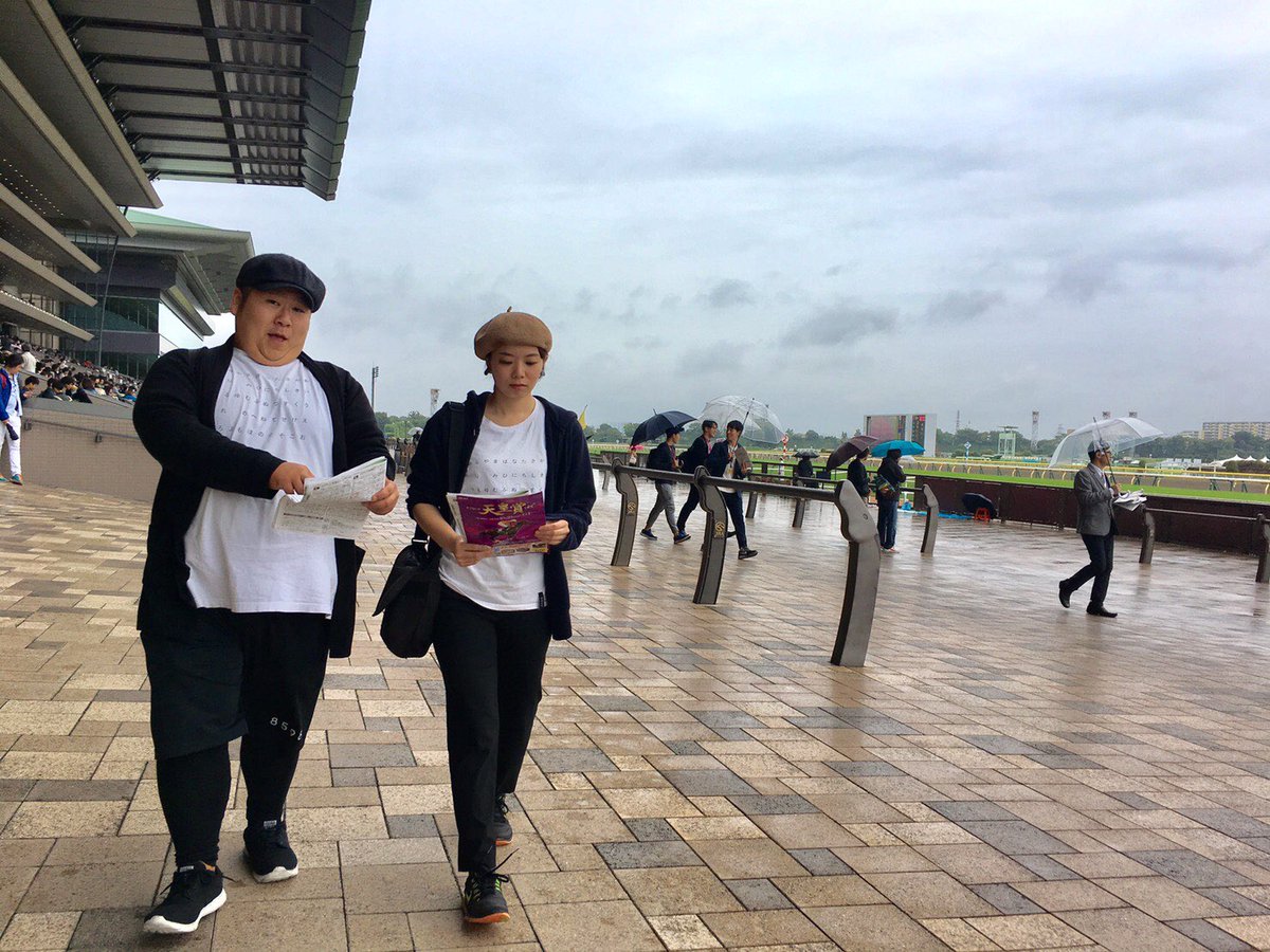 株式会社8598 先日 競馬は直感勝負だ と豪語する競馬好きおじさんと カメラマン 社長の3人で東京競馬場へ うまポチャメン ハッピー原 Notおじさん ハッピーさん実は初めて 初競馬 雨の日競馬 ポチャメン ポチャイリスト ポチャモデル