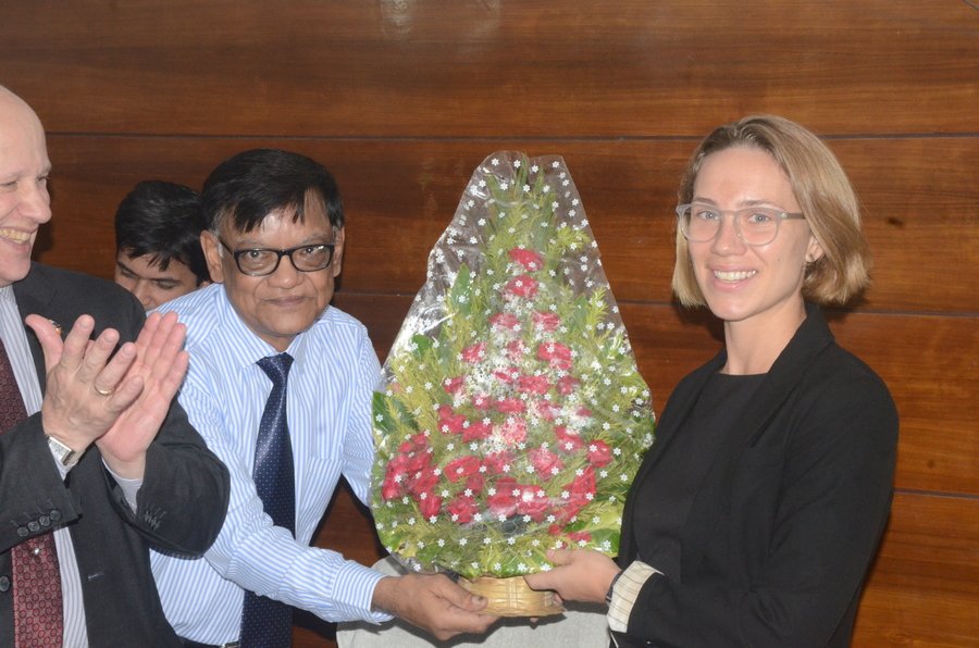 DirectorIMUKol's tweet photo. @USAndIndia Welcoming Mr. Joseph M Pomper, Ms Madelyn A Mahon and Mr. Ayan Mukherjee at IMU Kolkata https://t.co/bamXZiy1GP