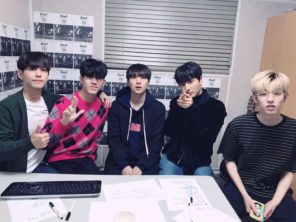 stressedsinging's tweet photo. Bahahaha is the #pinkknit synonymous to punishment now??? #day6 #dowoon #wonpil https://t.co/VNhMmsMmmM