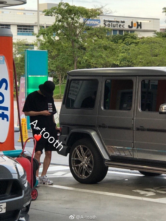 baekyeolangst's tweet photo. CHANYEOL THATS DANGEROUS DONT DO THAT https://t.co/nflHbmcyJj