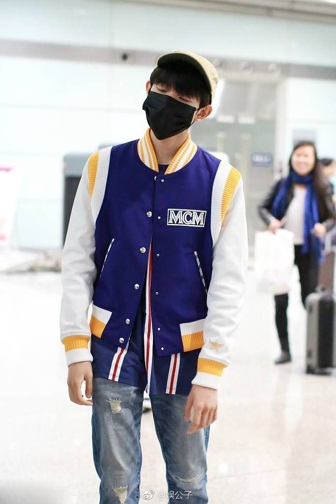 TrendingWeibo's tweet photo. #Trending! Wang Yuan returns to Beijing from LA and can’t stay awake when he reaches the airport. #JetlagProbs.
#RoyWang #WangYuan #王源 https://t.co/qa4cy0ccLY