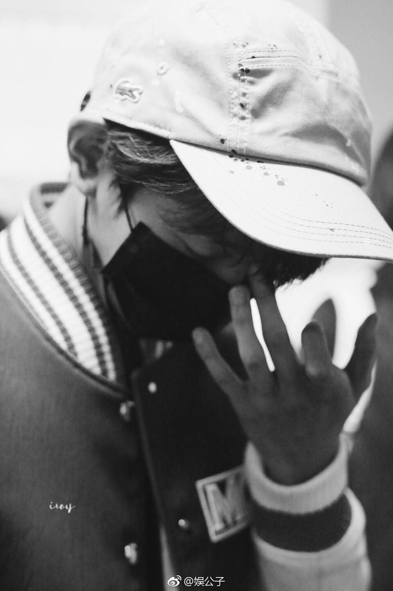TrendingWeibo's tweet photo. #Trending! Wang Yuan returns to Beijing from LA and can’t stay awake when he reaches the airport. #JetlagProbs.
#RoyWang #WangYuan #王源 https://t.co/qa4cy0ccLY