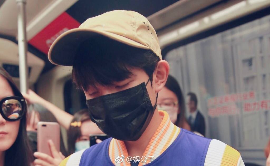 TrendingWeibo's tweet photo. #Trending! Wang Yuan returns to Beijing from LA and can’t stay awake when he reaches the airport. #JetlagProbs.
#RoyWang #WangYuan #王源 https://t.co/qa4cy0ccLY
