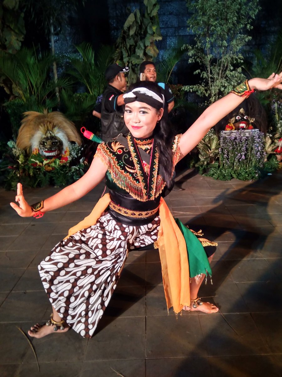 AinunFitriya2's tweet photo. Malam penampilan di TMII anjungan Jawa tengah.. 
#baronganblora #blorahitz #bloramustika #blora #RISANGGUNTURSETO https://t.co/5X3r0kNiLv