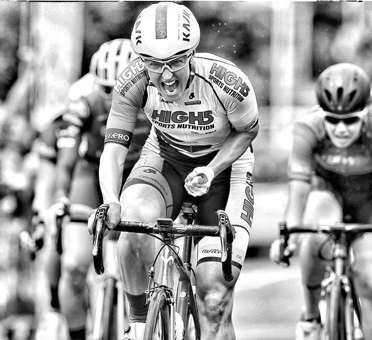 Canberras own superstar <a href="/RebeccaWiasak/">Rebecca Wiasak</a> <a href="/High5DreamTeam/">High5 Dream Team</a> does it again wining Stage 1 of #TOG17 !
#AussieCycling #NRS17 
📷 Con Chronis