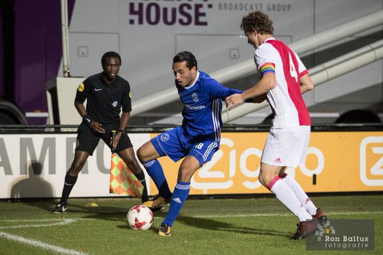 Radjabolacom's tweet photo. Ezra Walian Hadapi Mantan Klub, Almere City Kalah Telak https://t.co/8EUumYSlhI https://t.co/q5558ivnvz
