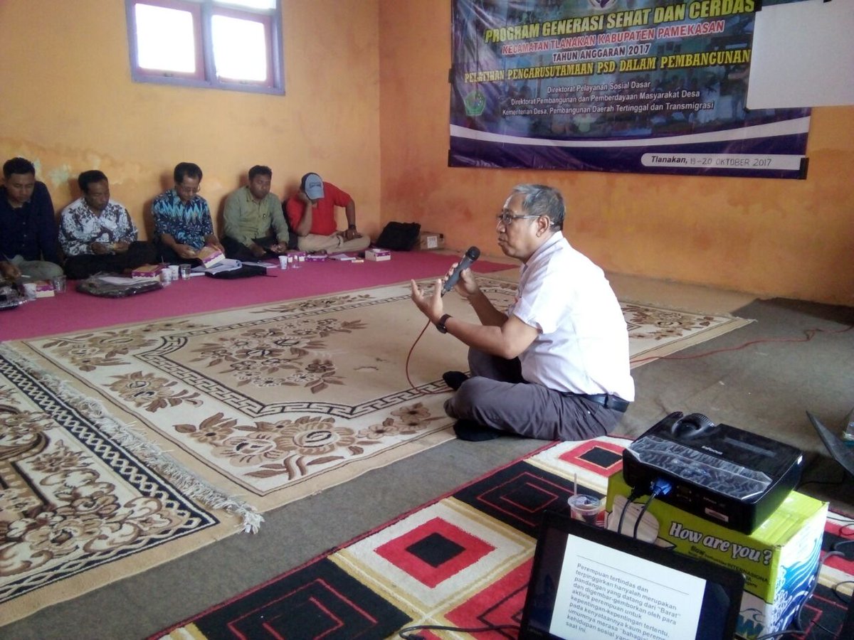 Klebun dan aparat pemerintah desa se Kecamatan Tlanakan Pamekasan sedang mengikuti pelatihan pengarusutamaan PSD secara lesehan.