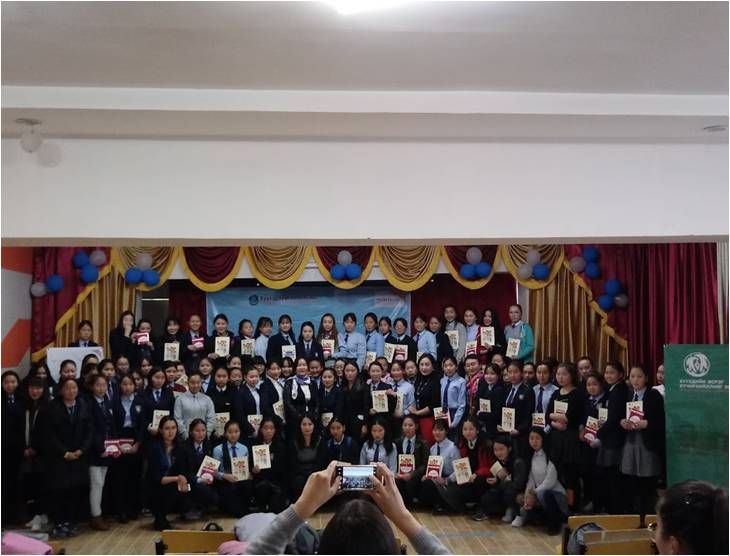 Баянзүрх дүүргийн 14-р сургууль дээр охидын өдөрлөг сургалтыг Амгалан амгалан амаржих газрын эмч нартай хамтран зохион байгуулж байна.