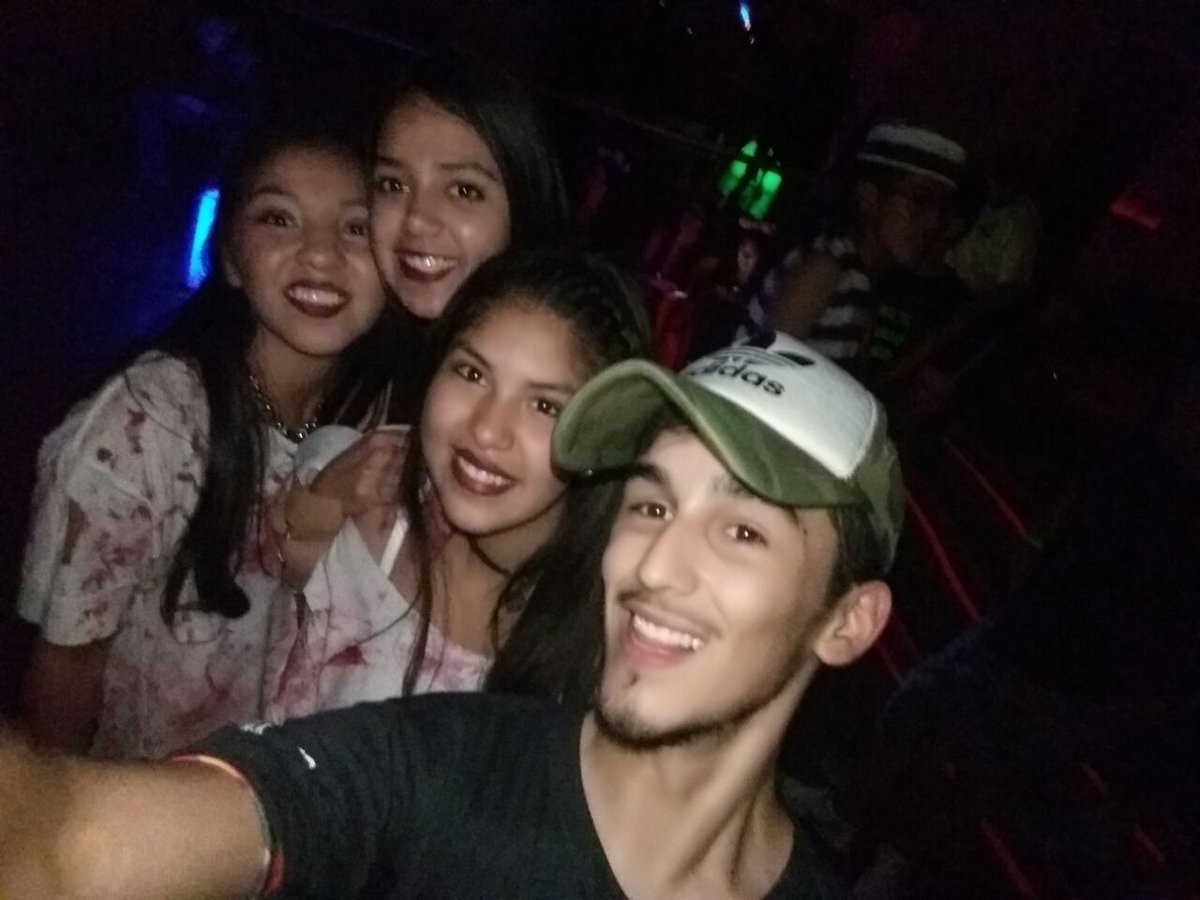 jossii10's tweet photo. Vas a VCP por tu viaje de egresados y te lo crusas a @EzequielRBadino Genio!!! 💖😍💁👌😽 #vcp #Khalama #neppsa  #fiestadedisfraces #la17 https://t.co/c1SFG1k16F