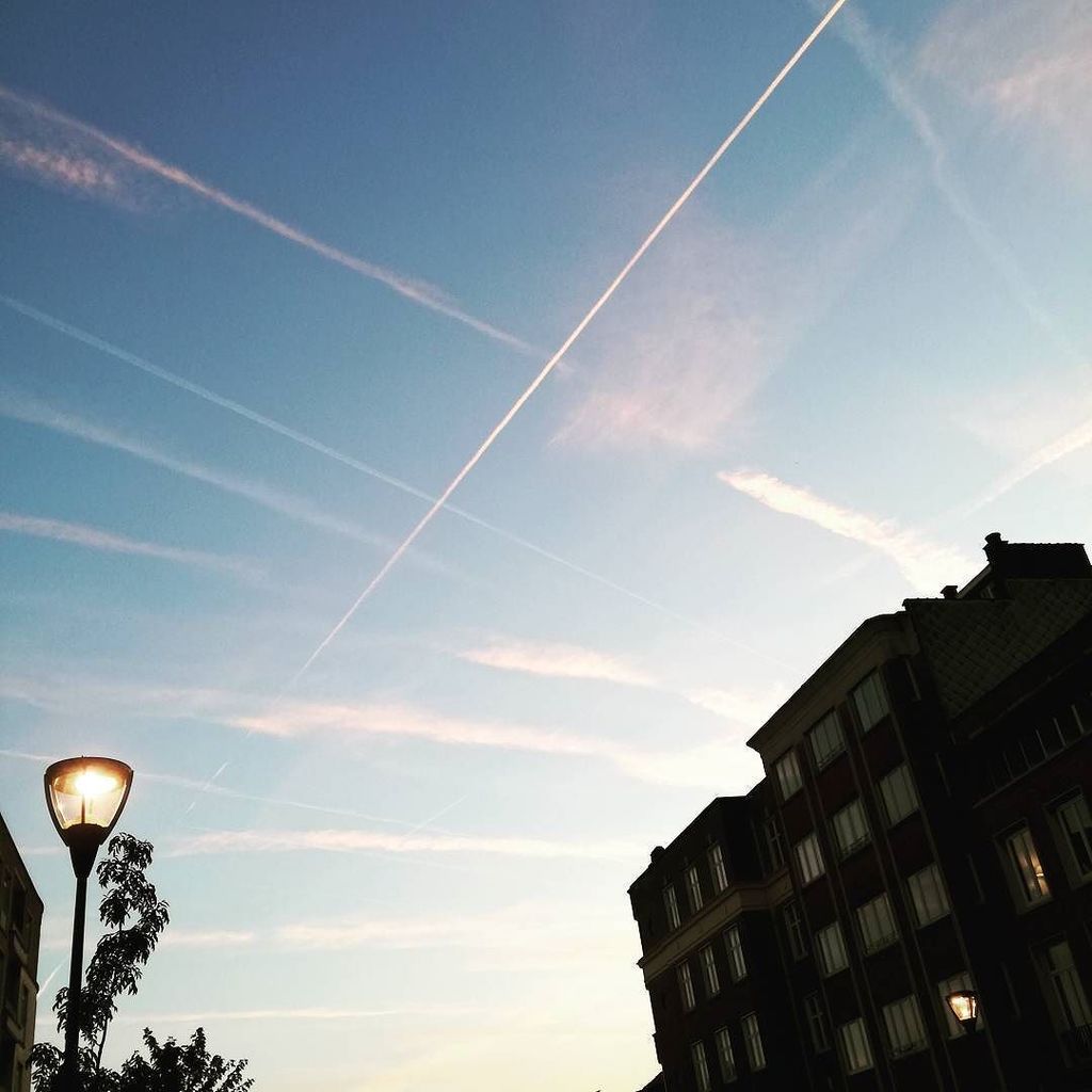 SimonaKitzu's tweet photo. #crossroads in the #sky #Brussels #pinkskys https://t.co/OfJlu2FEl7 https://t.co/KUjYUPJWhE