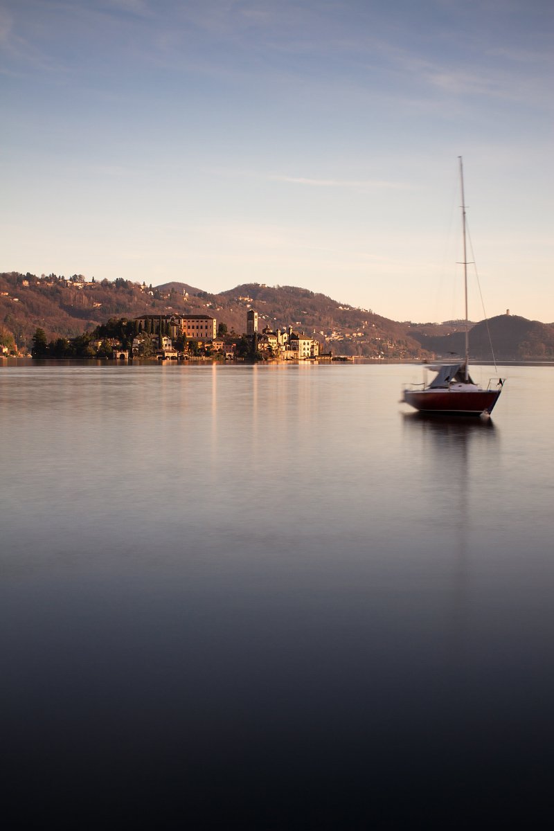 FlipRuth's tweet photo. #LakeOrta #IsolaSanGiulio buongiorno "Amare deve essere naturale, come respirare" buon giovedì 👍🍀🍄🌰🎃 https://t.co/HYgY7JqwBp