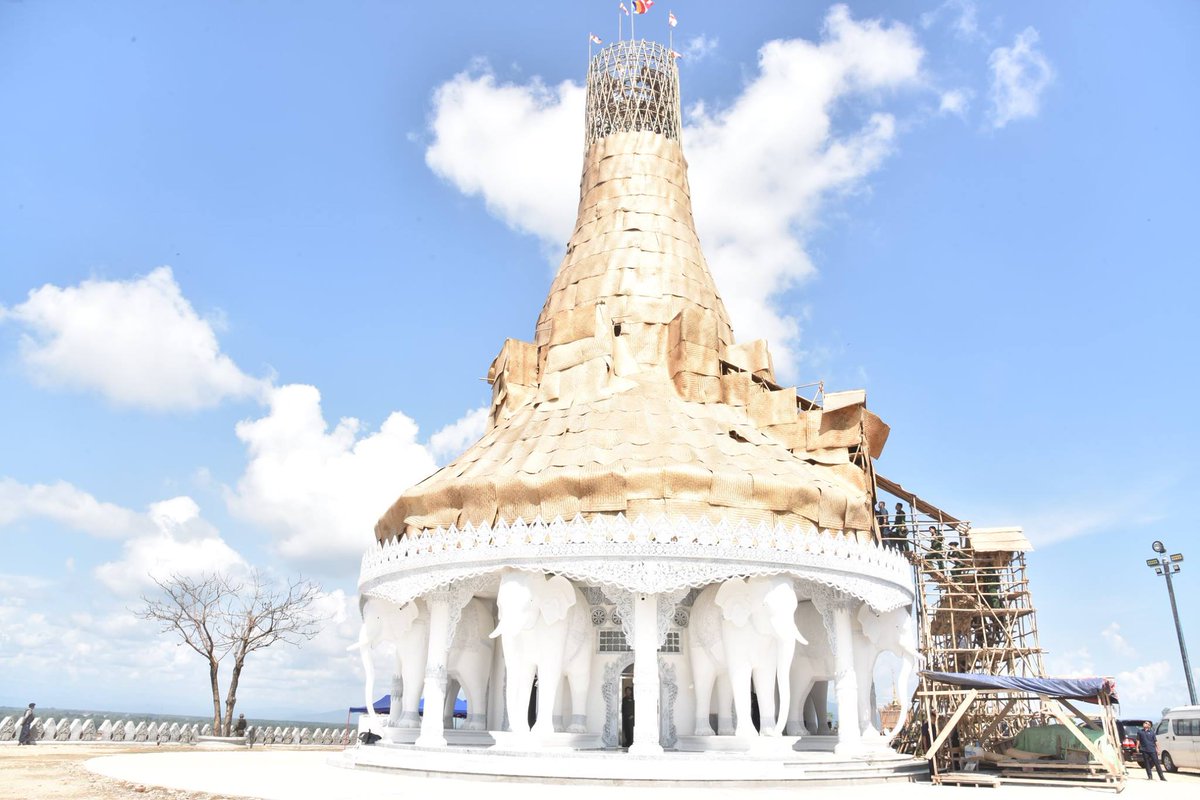 SG Min Aung Hlaing pays homage to remains of Dhamma Yatkhita Wuntho Monastery Presiding Nayaka Sayadaw
bit.ly/2gsnnoe