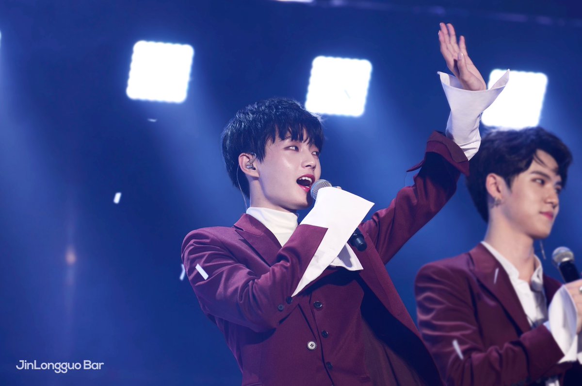 JinlongguoBar's tweet photo. 171018 #김용국 #JinLongguo 
JBJ showcase 
아티스트 김용국 https://t.co/w7TuXjjO6Y