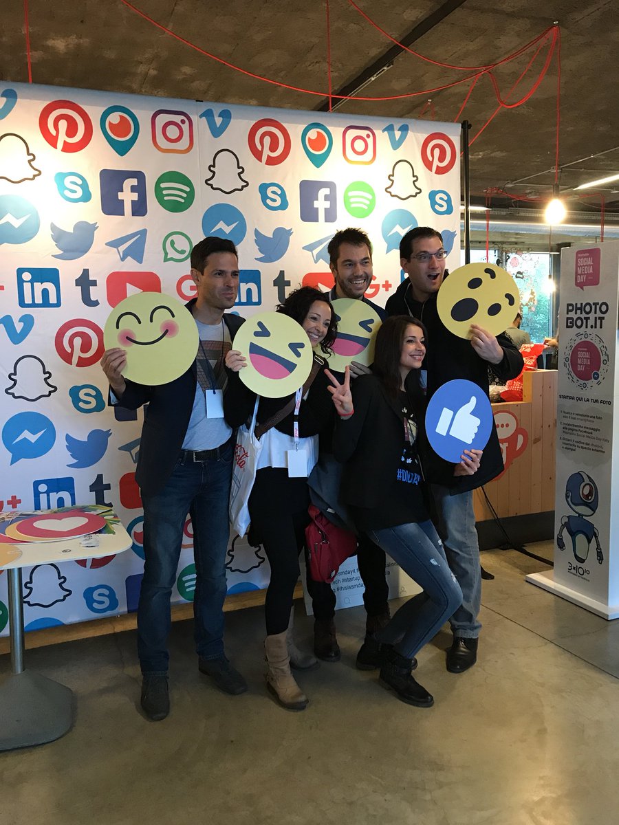 SFanzecco's tweet photo. Un passaggio al #photobot prima di iniziare? #SMDAYIT + #DIDAYS https://t.co/1jLvDiQ2n9