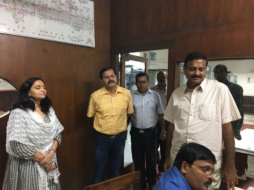 drmdnr's tweet photo. My visit to Control office to wish Staff on duty on Deepawali. I also wished all the staff at all stations @GM_ECRly @RailMinIndia https://t.co/JZ11hU1nos